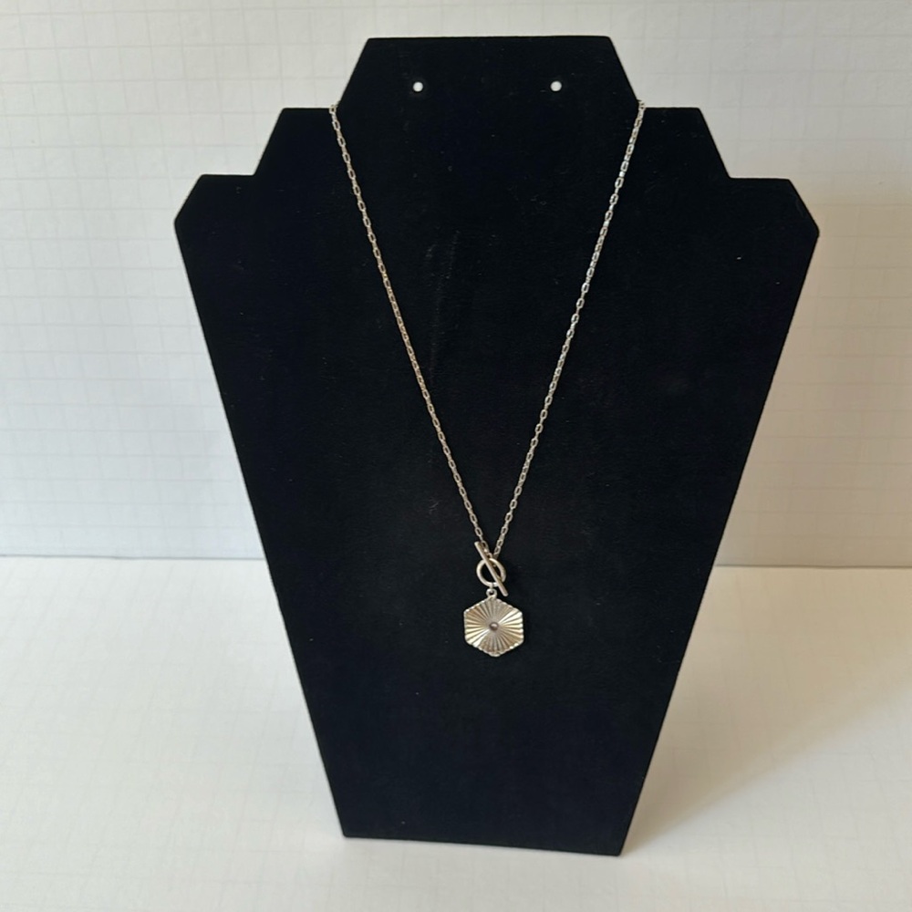 Necklace Silver tone Octagon Shape Toggle Closure